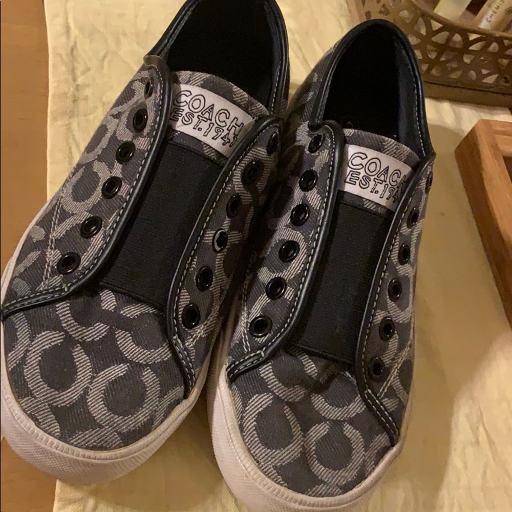 Tennis shoes